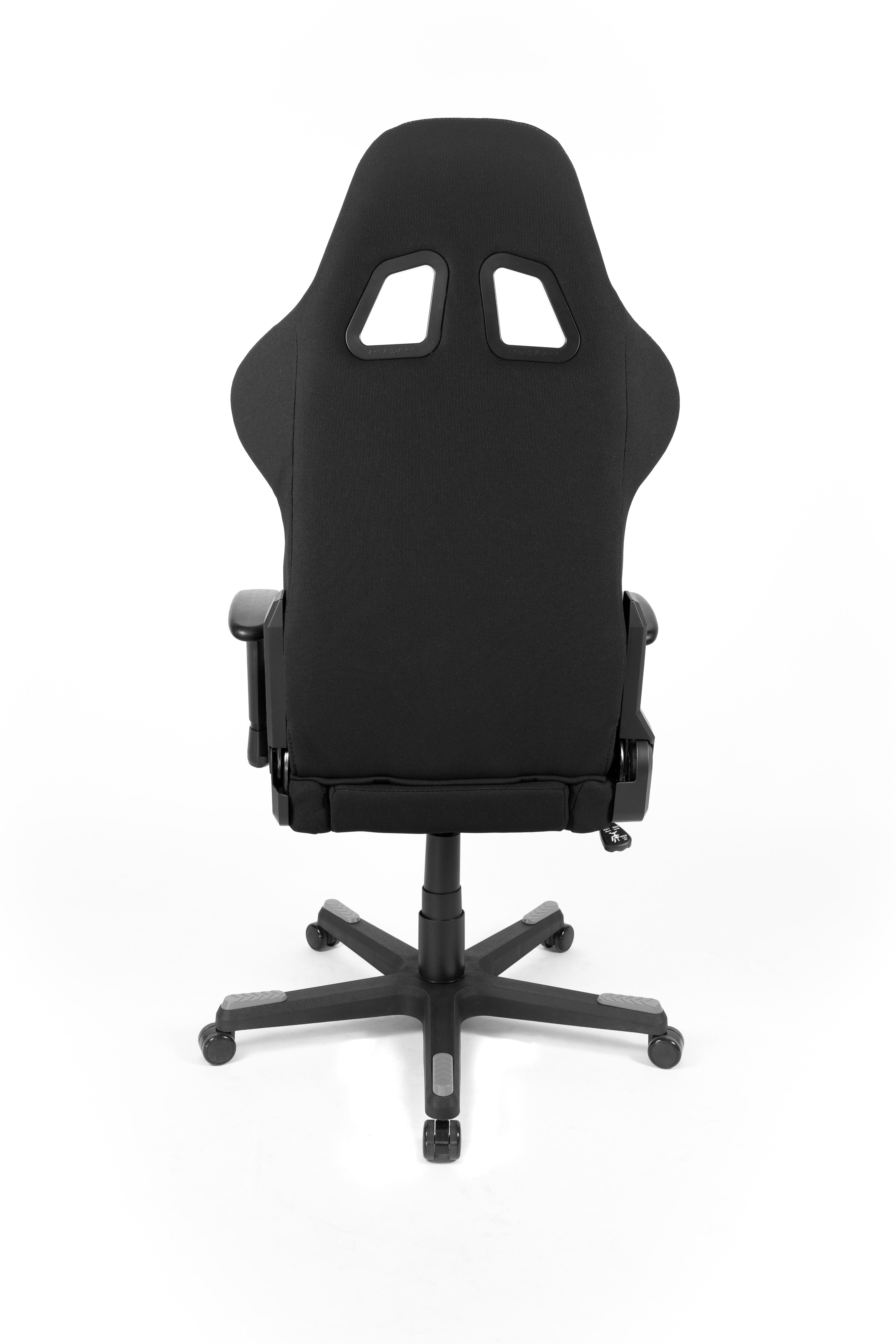 Ein schwarzer Gaming-Stuhl von hinten. Er hat einen hohen Rücken, offene Löcher und Räder auf weißem Grund.