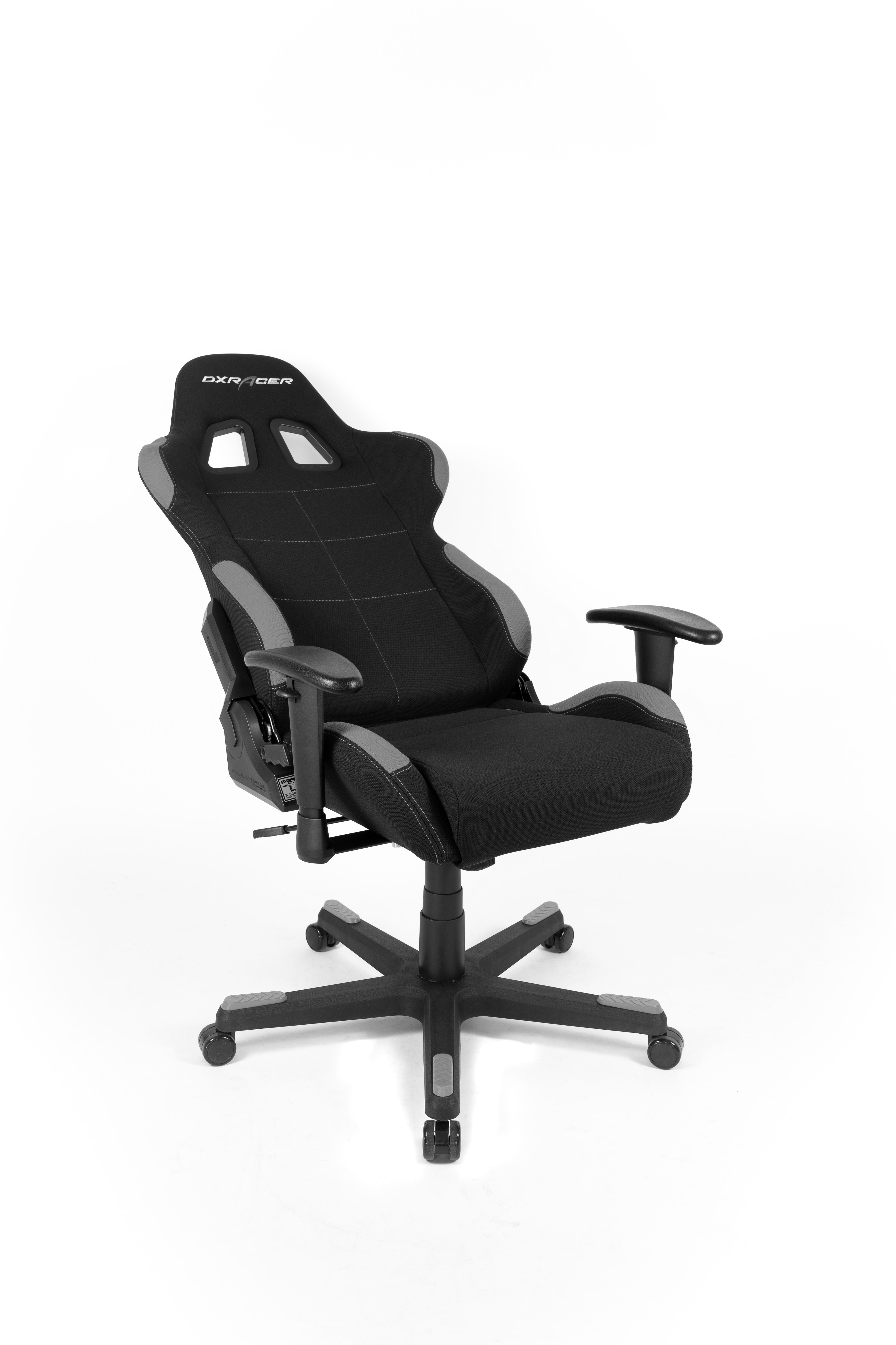 Schwarzer und grauer Gaming-Stuhl mit Kopfstütze, Armlehnen und Rollen auf weißem Hintergrund.