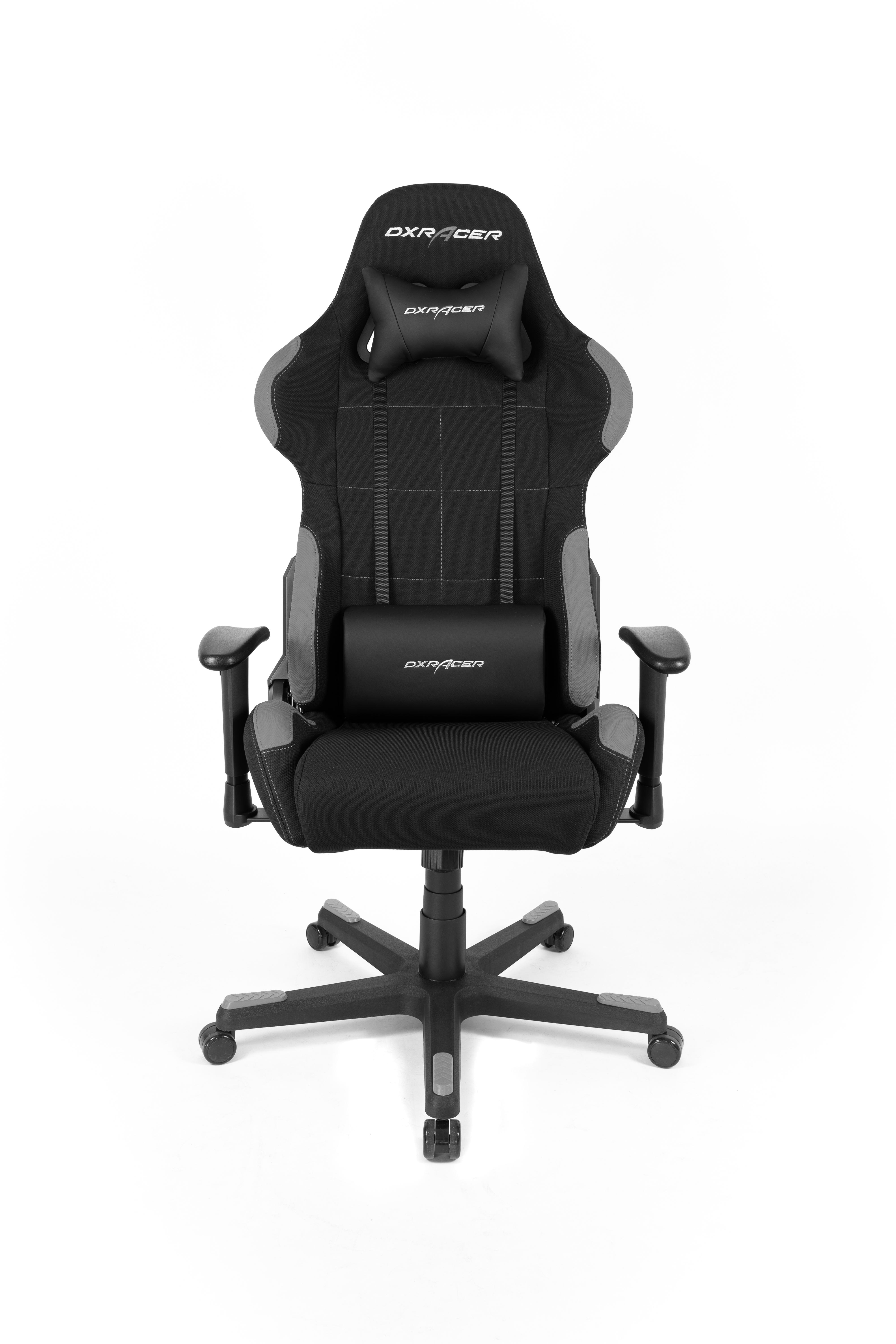 Schwarzer und grauer Gaming-Stuhl auf weißem Hintergrund.