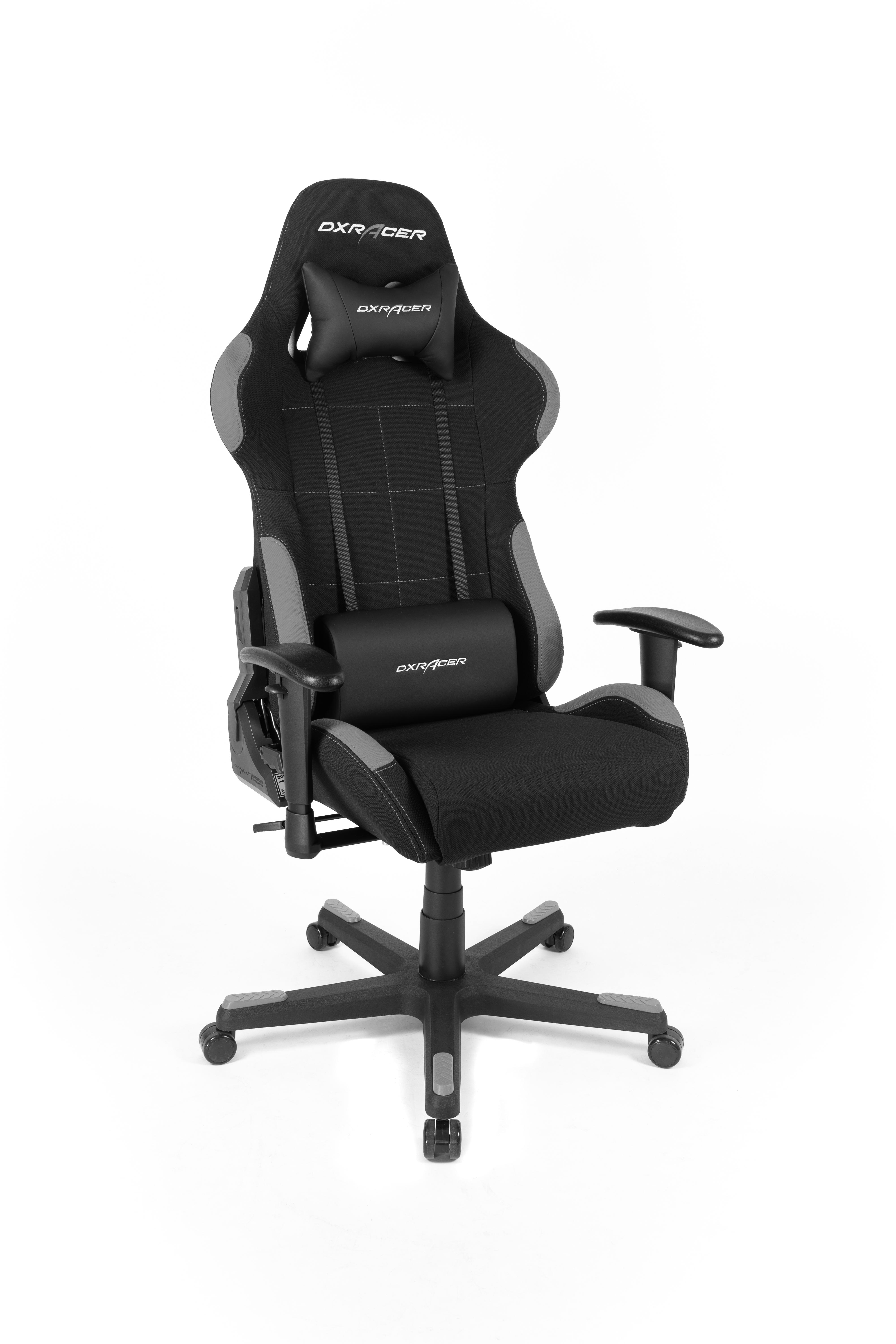 Ein schwarzer und grauer DXRacer Gaming-Stuhl auf weißem Hintergrund.