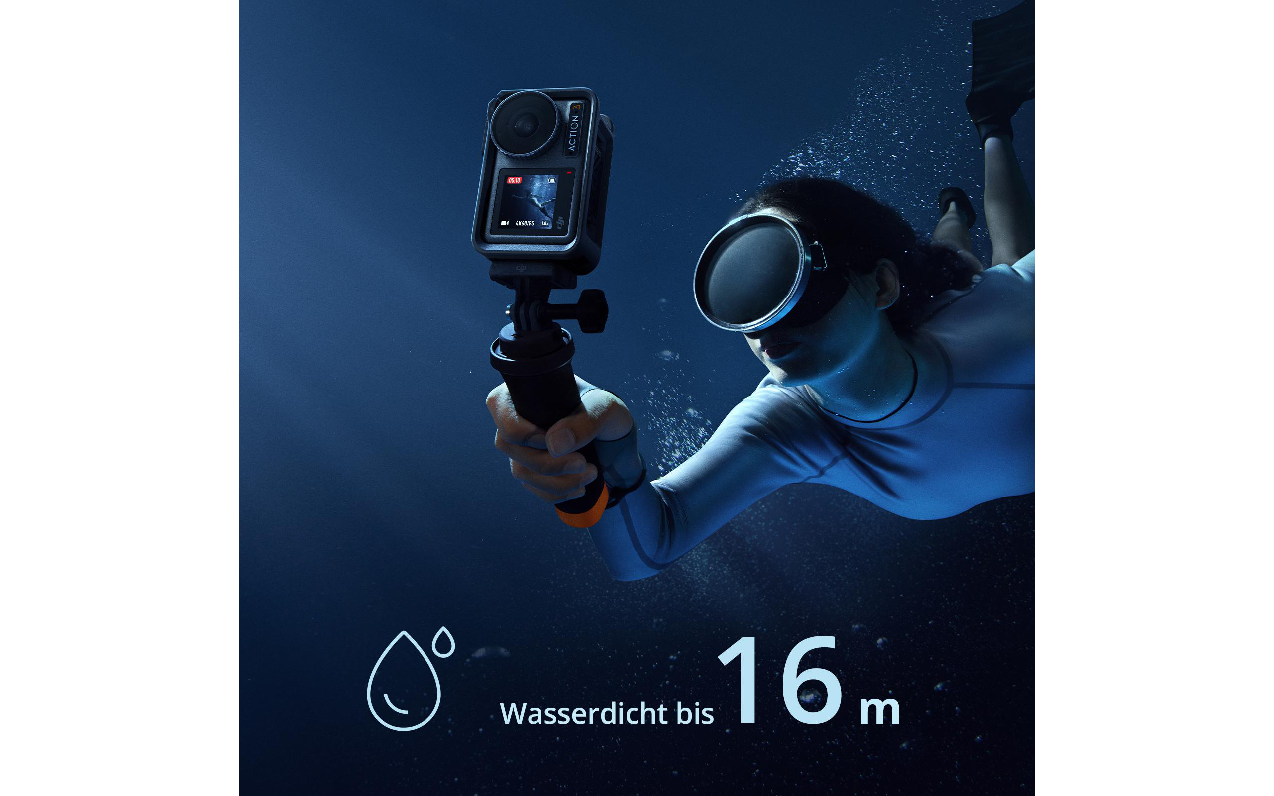 Eine Person unter Wasser mit einer Action-Kamera in der Hand, Wassertiefe 16m.