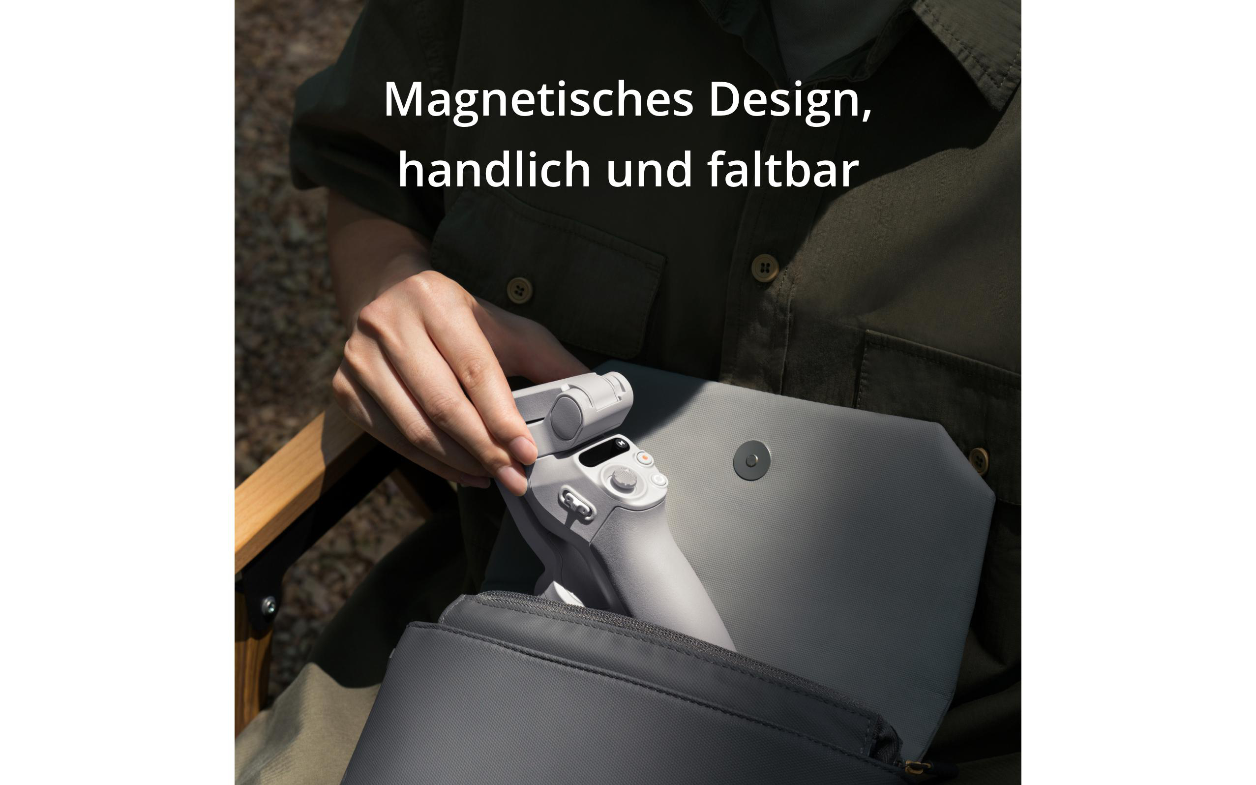 Die Hand einer Person hält einen grauen Kamerastabilisator in einer grauen Tasche, Text: Magnetisches Design.