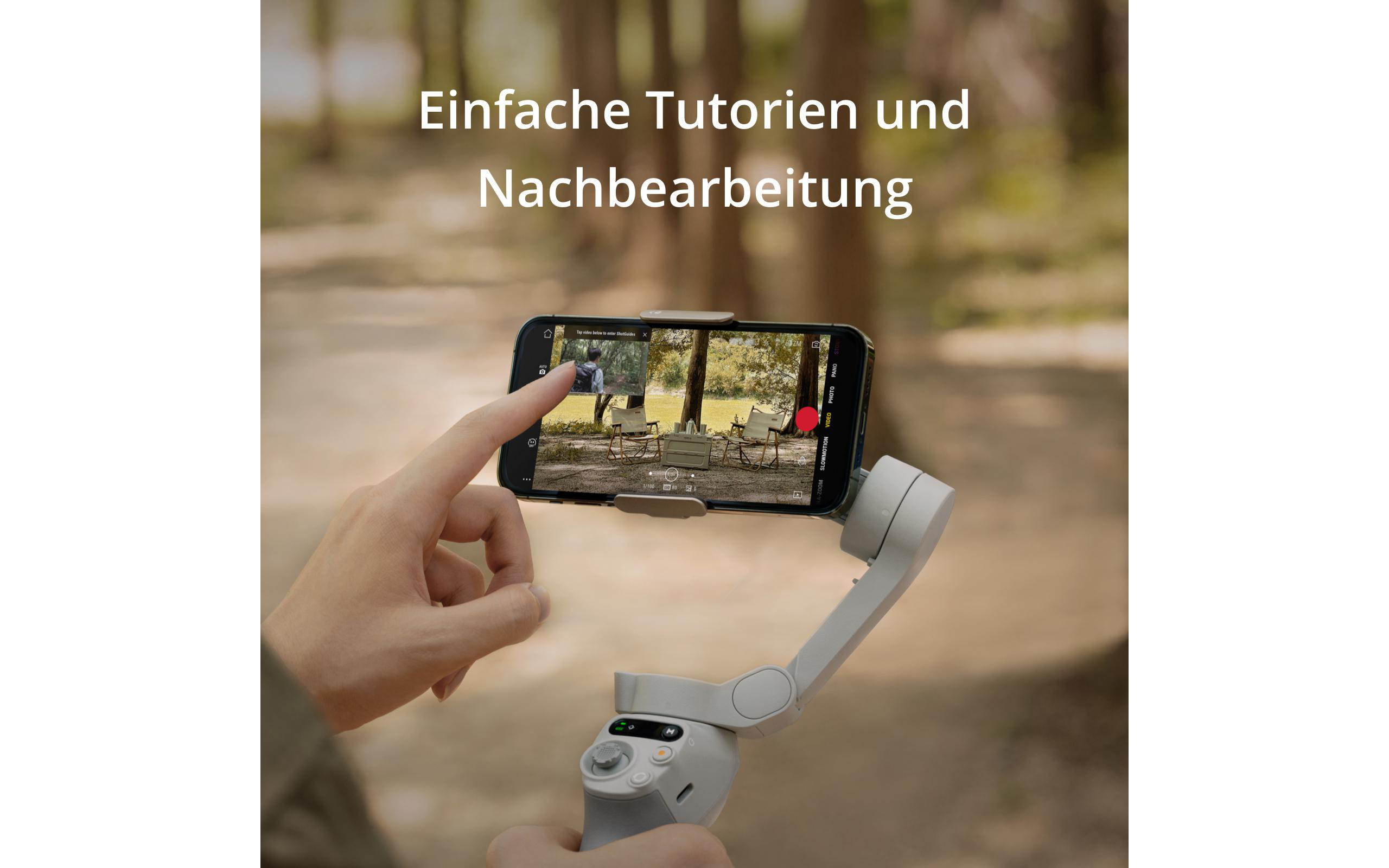 Eine Person hält ein Telefon mit einem Video auf dem Bildschirm, montiert auf einem Gimbal, in der Natur.