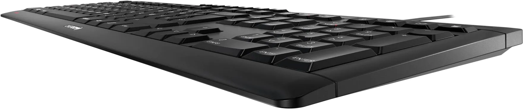 Eine schwarze Computertastatur mit vielen Tasten und weißen Beschriftungen. Die Tastatur ist nach oben abgewinkelt und vor weißem Hintergrund.