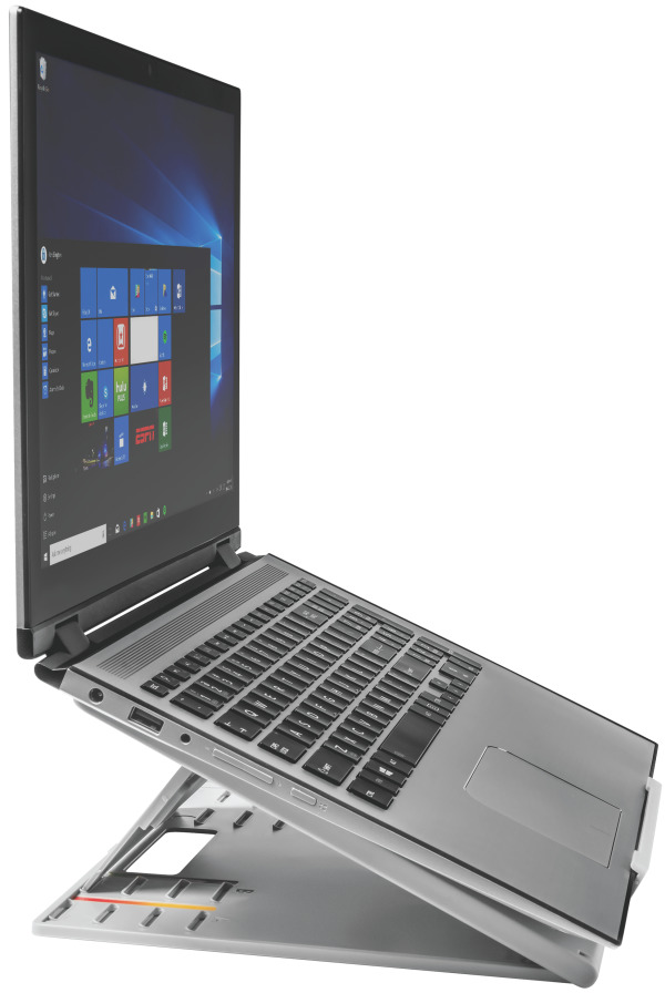 Laptop állványon, szögben nyitva, billentyűzettel és képernyővel, fehér háttérrel.