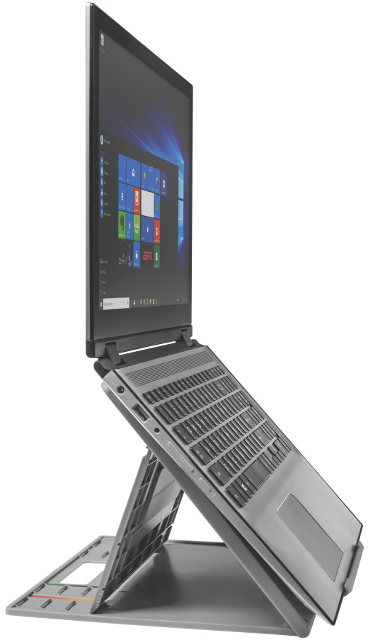 Laptop állványban, nyitott képernyővel. A billentyűzet felfelé néz.