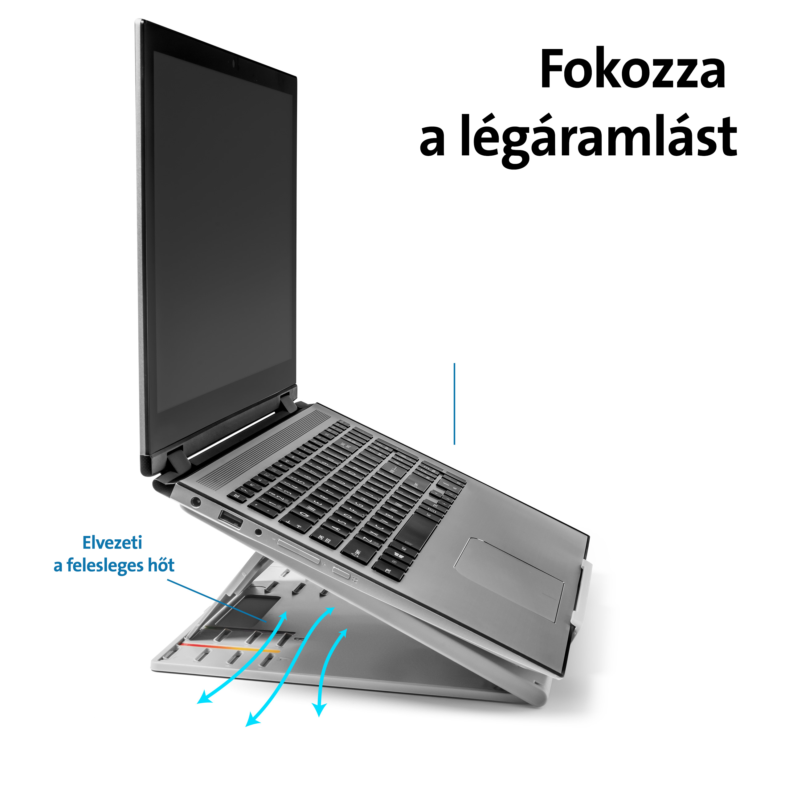 Laptop egy állványon, nyilakkal, amelyek a légáramlást jelzik a hűtéshez, fehér felületen.