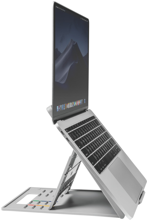 Laptop állványon, felfelé dőlve. A képernyő felfelé néz, a billentyűzet látható.