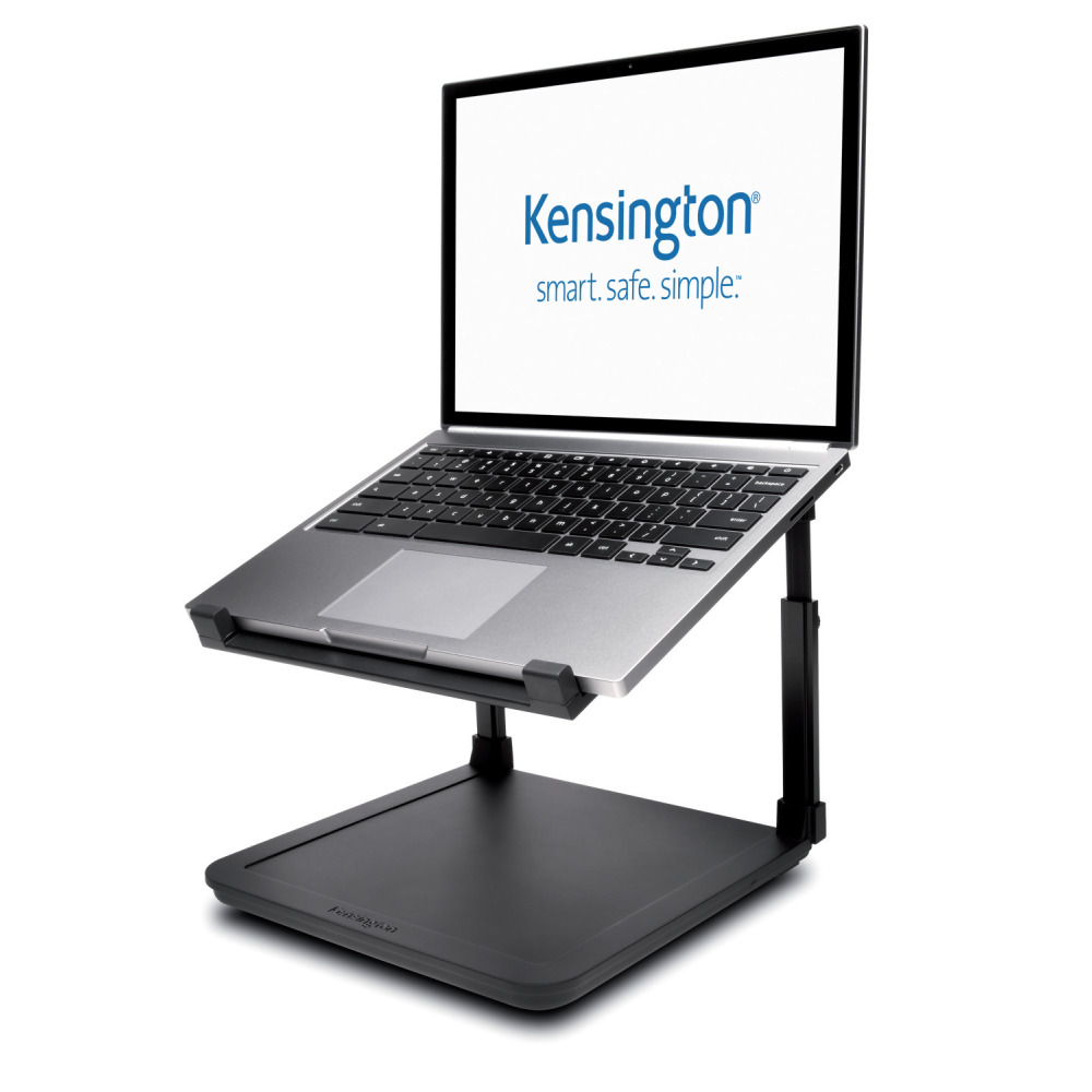 Laptop egy fekete állványon. A laptop képernyőjén a Kensington logó látható. Az állvány állítható.