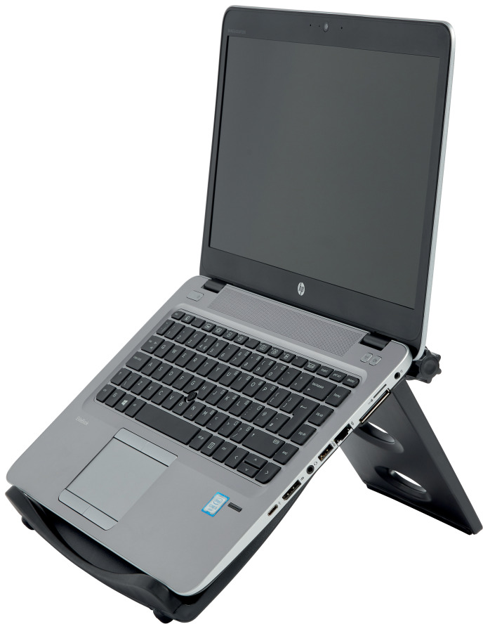 Ezüst laptop állványon. A képernyő nyitva van, és fekete.