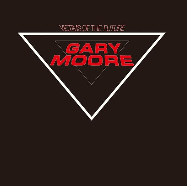 Albumcover: Gary Moore. Weißes Dreieck mit rotem Text 'VICTIMS OF THE FUTURE' und Name.