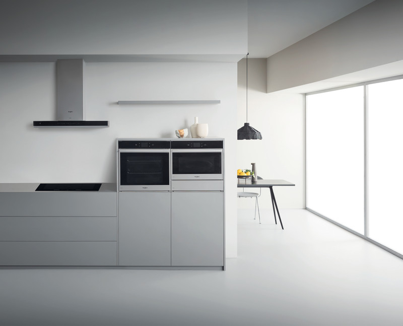 Modern konyha Whirlpool készülékekkel: sütő, mikrohullámú sütő és páraelszívó.