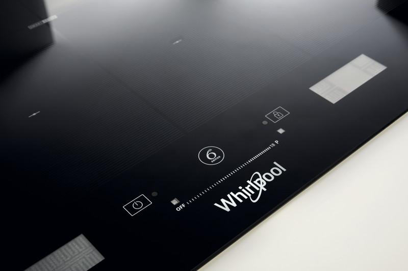 Egy fekete Whirlpool indukciós főzőlap vezérlőkkel. Van rajta egy bekapcsológomb és egy zár ikon.