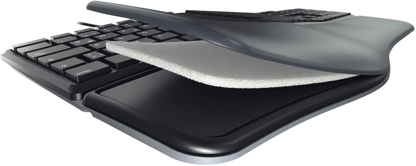 Eine ergonomische Tastatur mit grauer Handballenauflage. Die Tastatur hat schwarze Tasten. Darüber befindet sich eine weiße Schaumstoffschicht und eine graue Abdeckung.