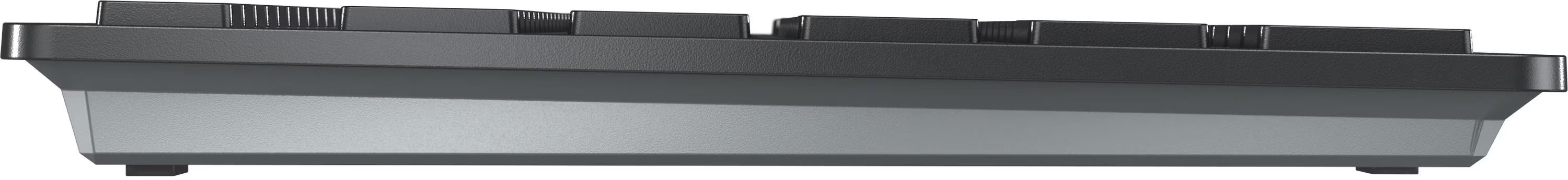 Seitenansicht einer grauen Tastatur. Schwarze Tasten und ein silberner Rahmen. Weißer Hintergrund.