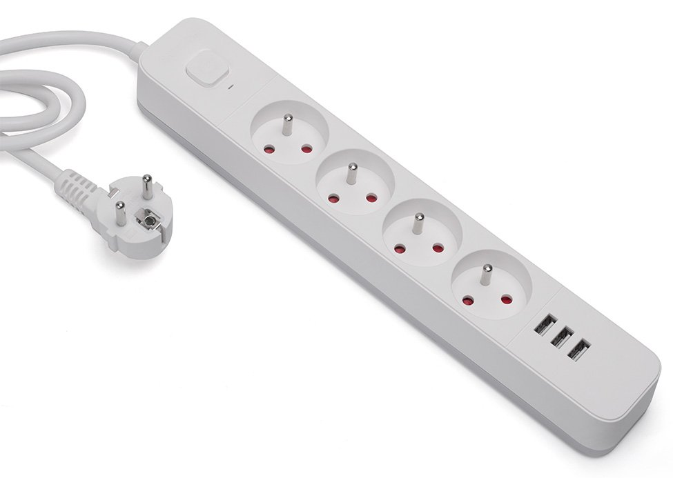 Fehér elosztó három aljzattal, három USB porttal, és egy dugóval, fehér háttéren.