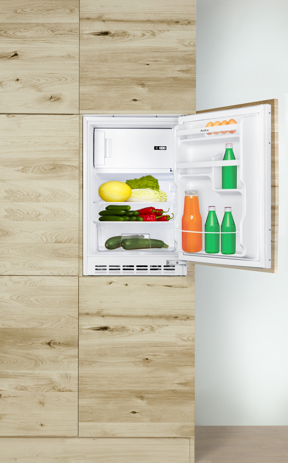 Offener Kühlschrank mit Lebensmitteln. Gemüse, Obst und Getränke sind sichtbar.