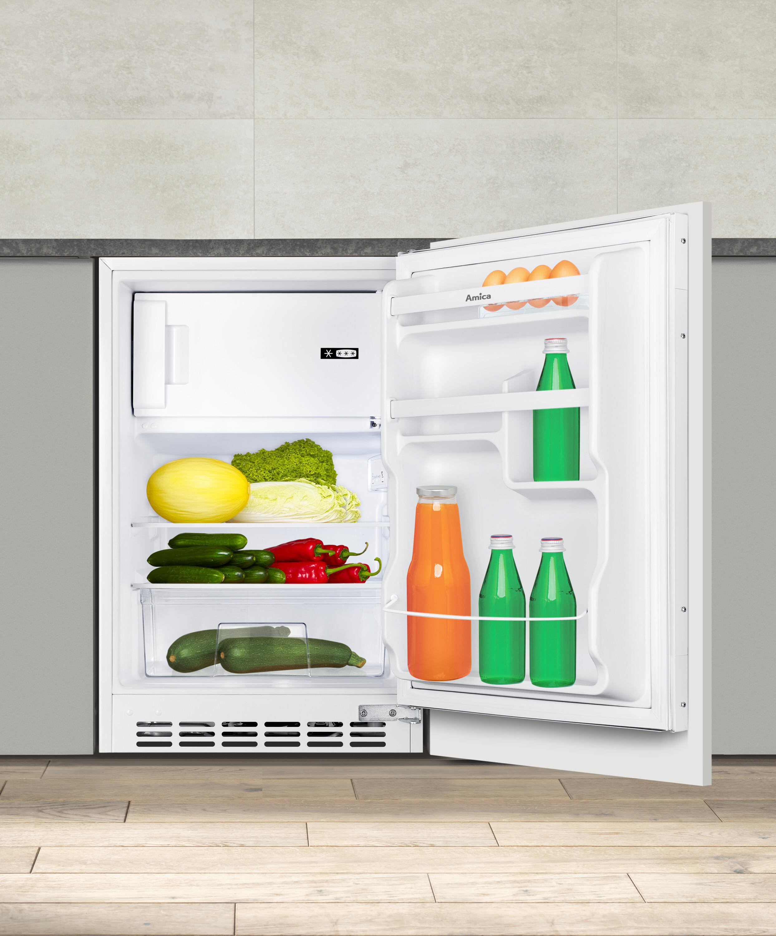 Weißer Kühlschrank mit offener Tür, der Lebensmittel wie Gemüse, Eier und Saftflaschen zeigt.