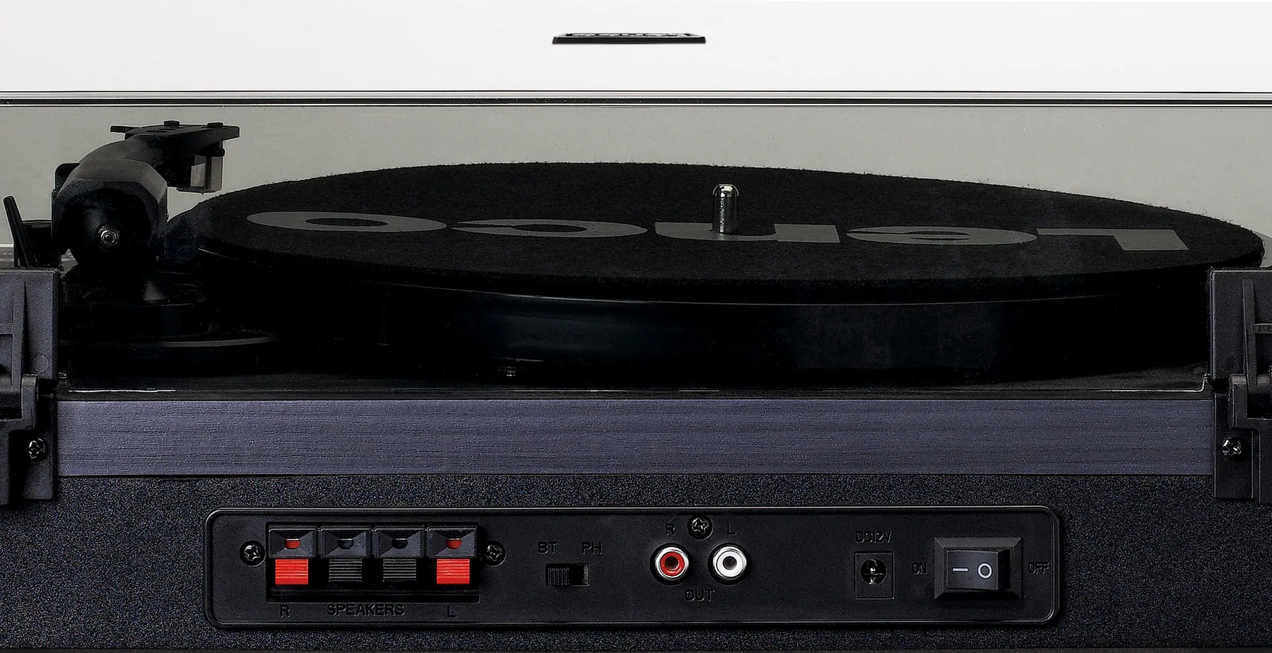 Une platine vinyle Lenco noire et grise. La platine a des entrées d'enceintes et un interrupteur d'alimentation.