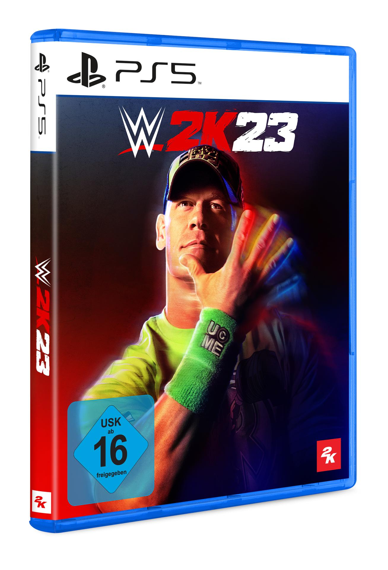 Videospielbox für WWE 2K23. Ein Mann ist auf dem Cover. Blaue PS5-Hülle.