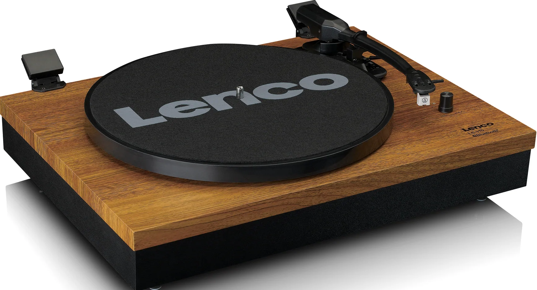 Une platine vinyle aspect bois. Le centre porte le nom de la marque.