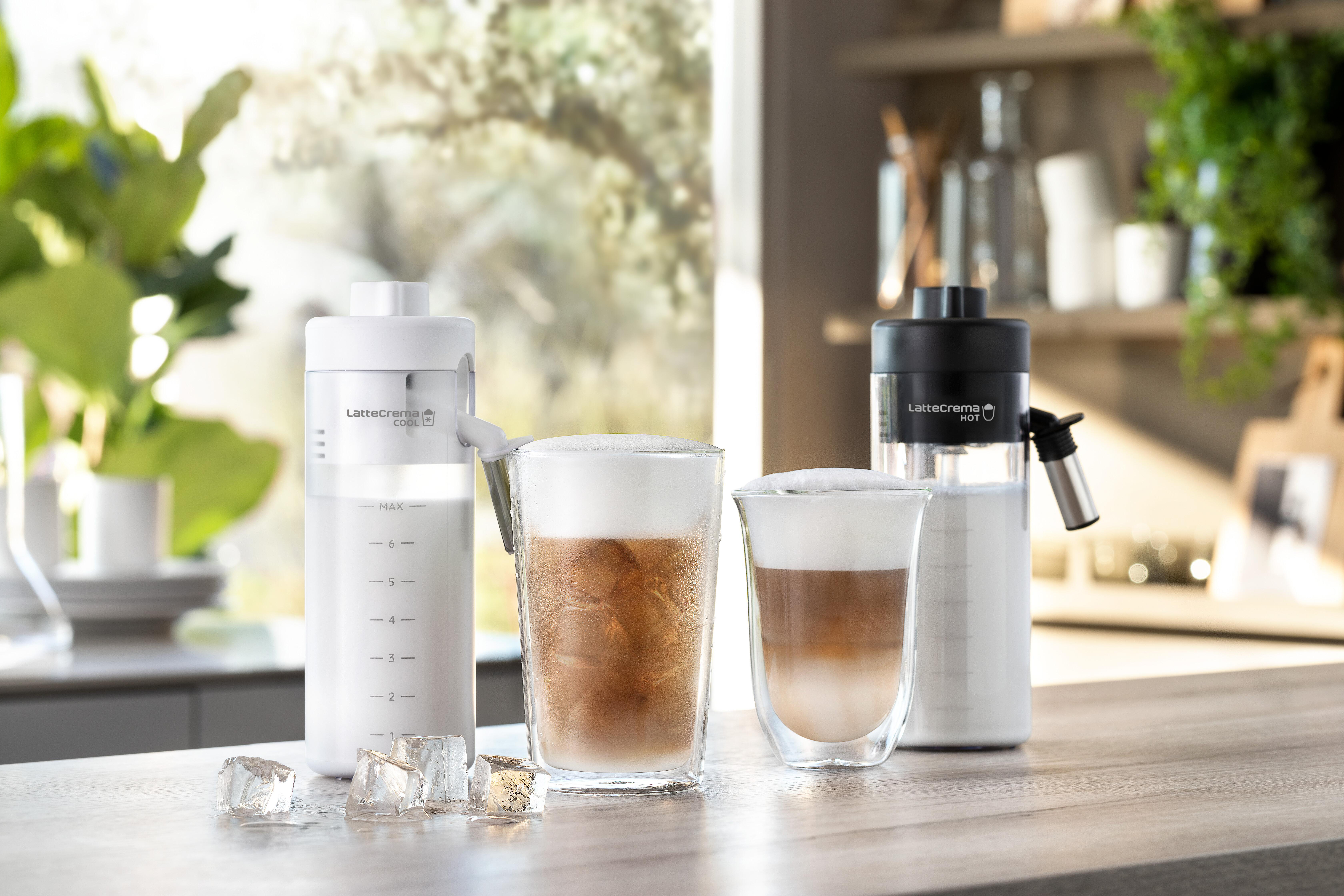 Eine Gruppe weißer Milchaufschäumer, zwei Gläser mit Eiskaffee und einem Latte.