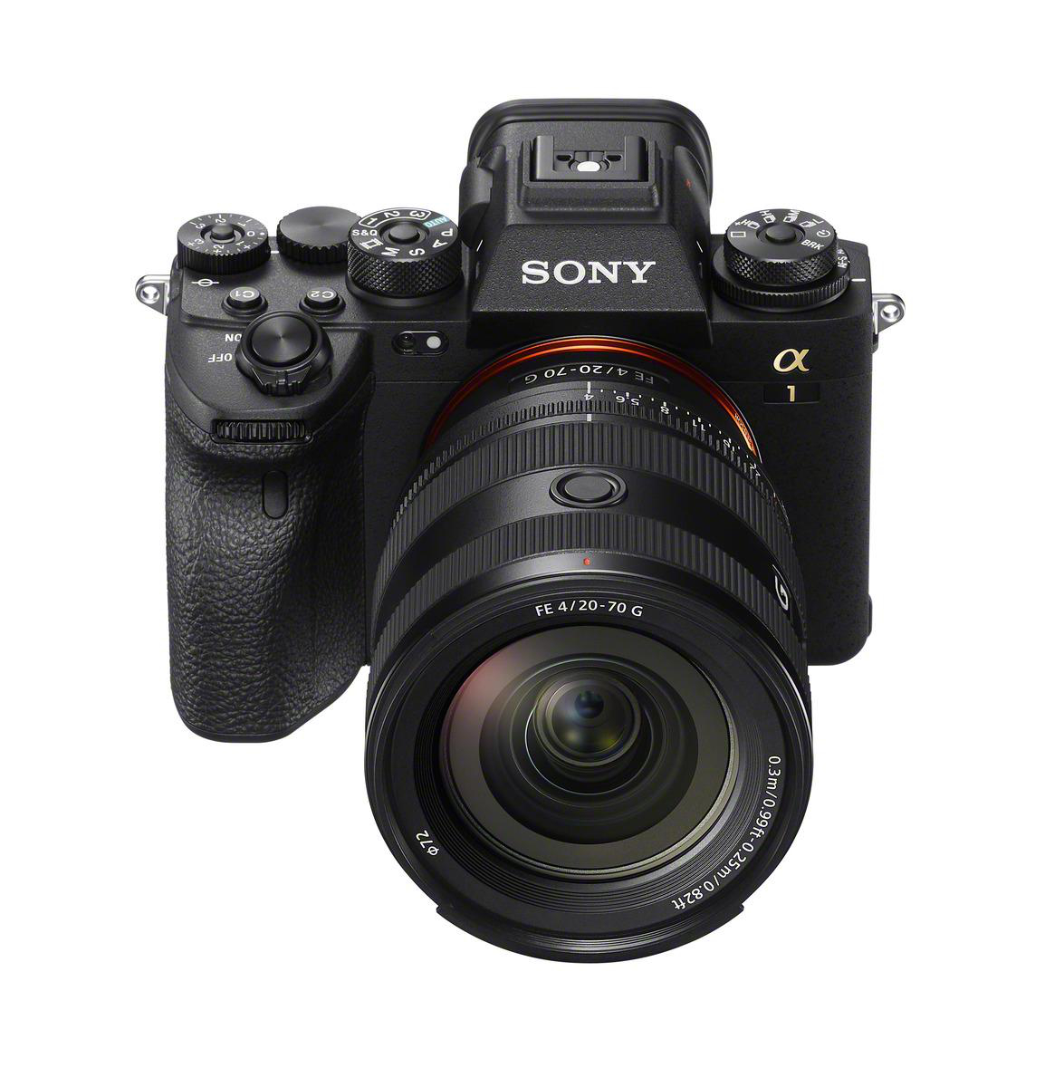 Schwarze Sony Alpha 1 Kamera mit Objektiv. Die Kamera befindet sich auf weißem Hintergrund.