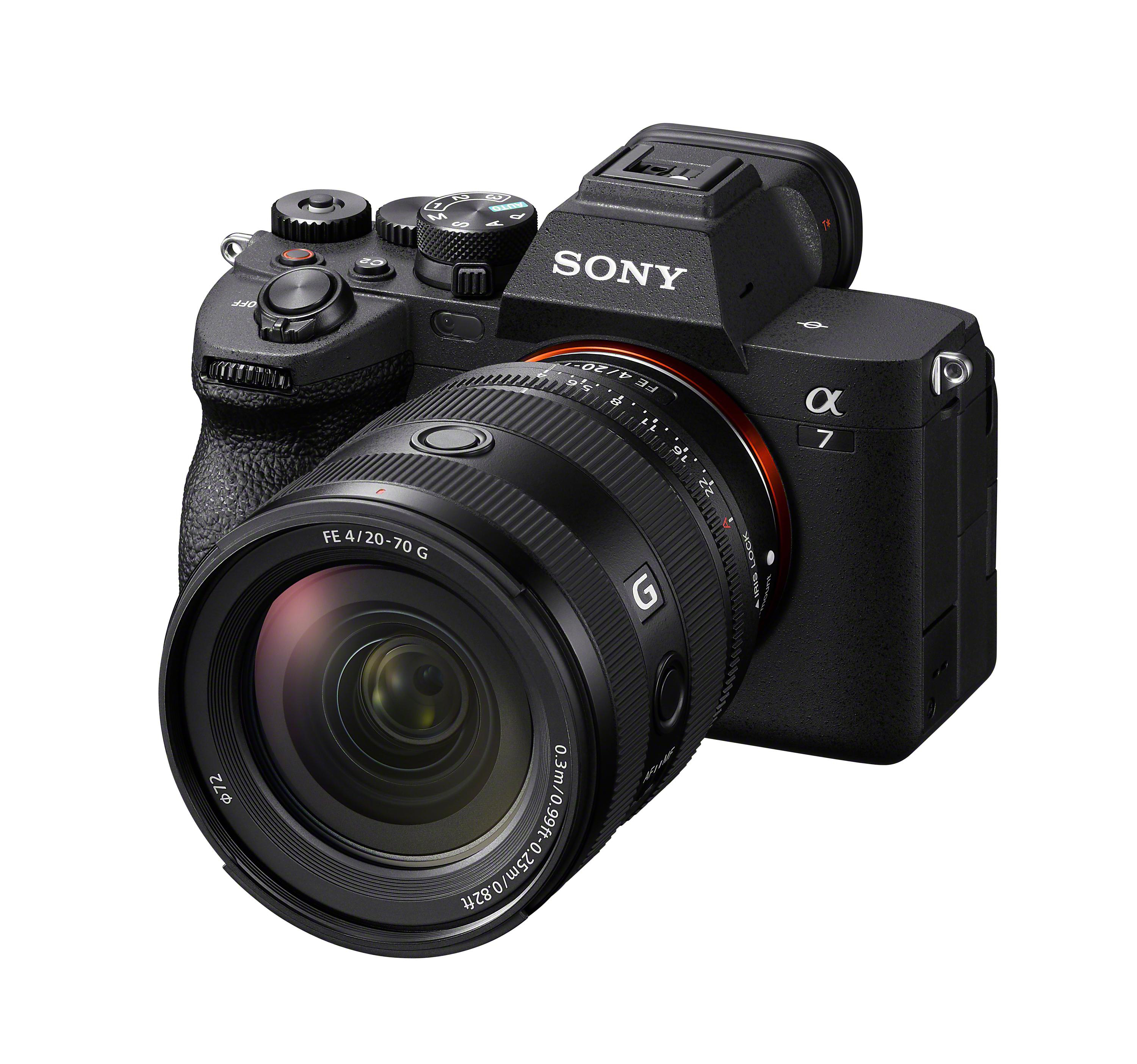 Eine schwarze Sony Alpha 7 Kamera mit angesetztem Objektiv. Das Objektiv hat ein großes Frontelement und Markierungen.