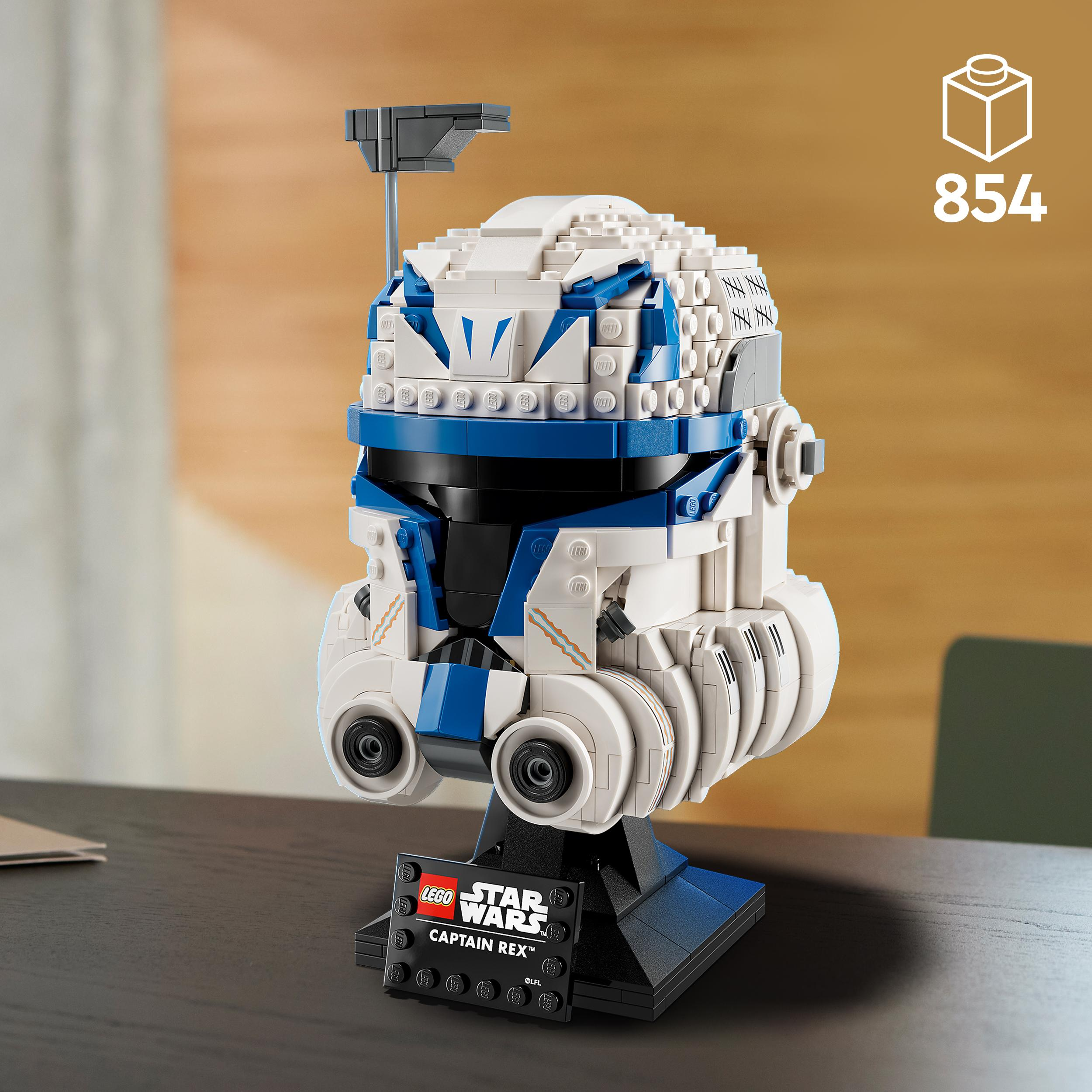Lego Star Wars Captain Rex Helmmodell auf schwarzer Basis, weißer Hintergrund.