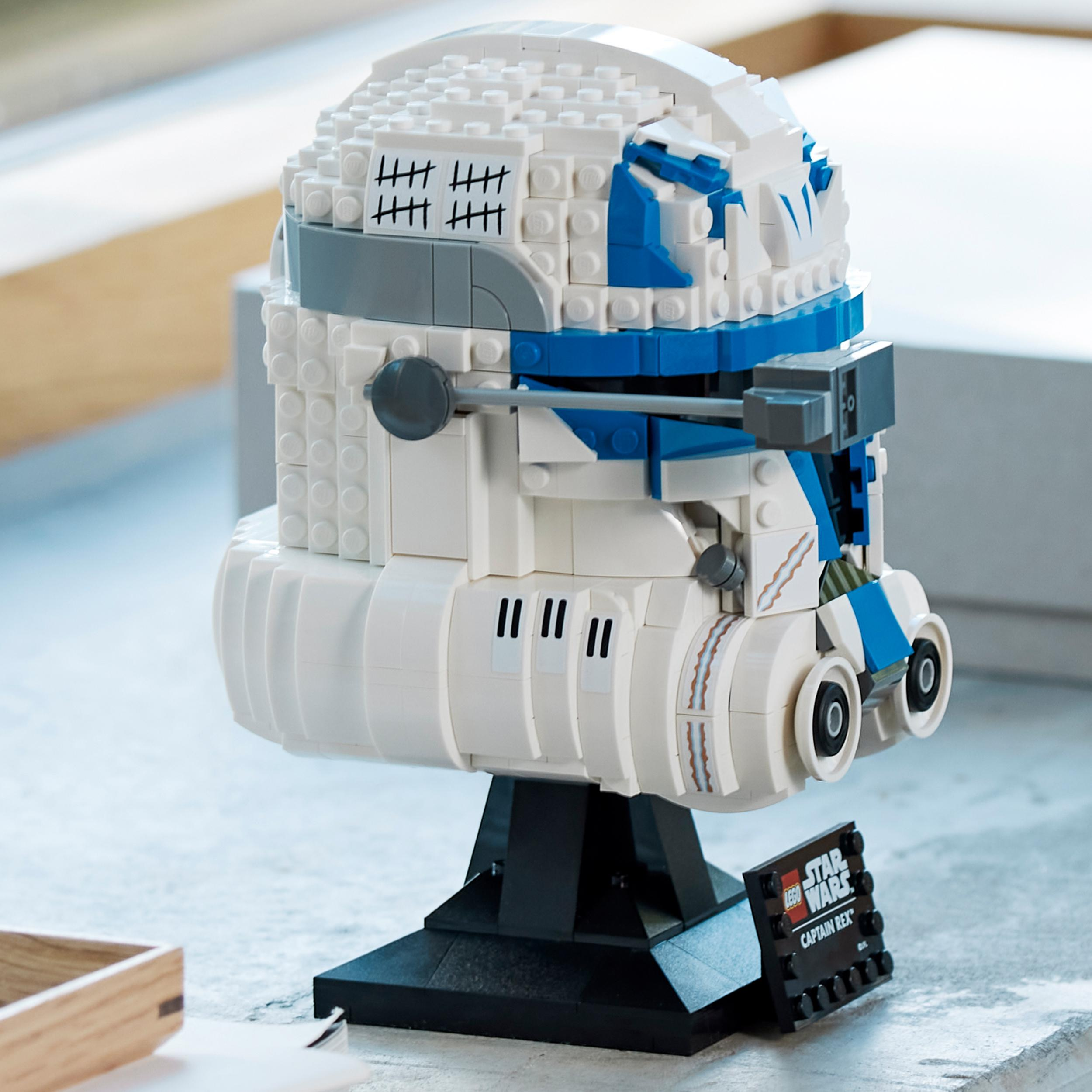 Lego Star Wars Captain Rex Helm auf einem Ständer. Das Modell ist weiß und blau.