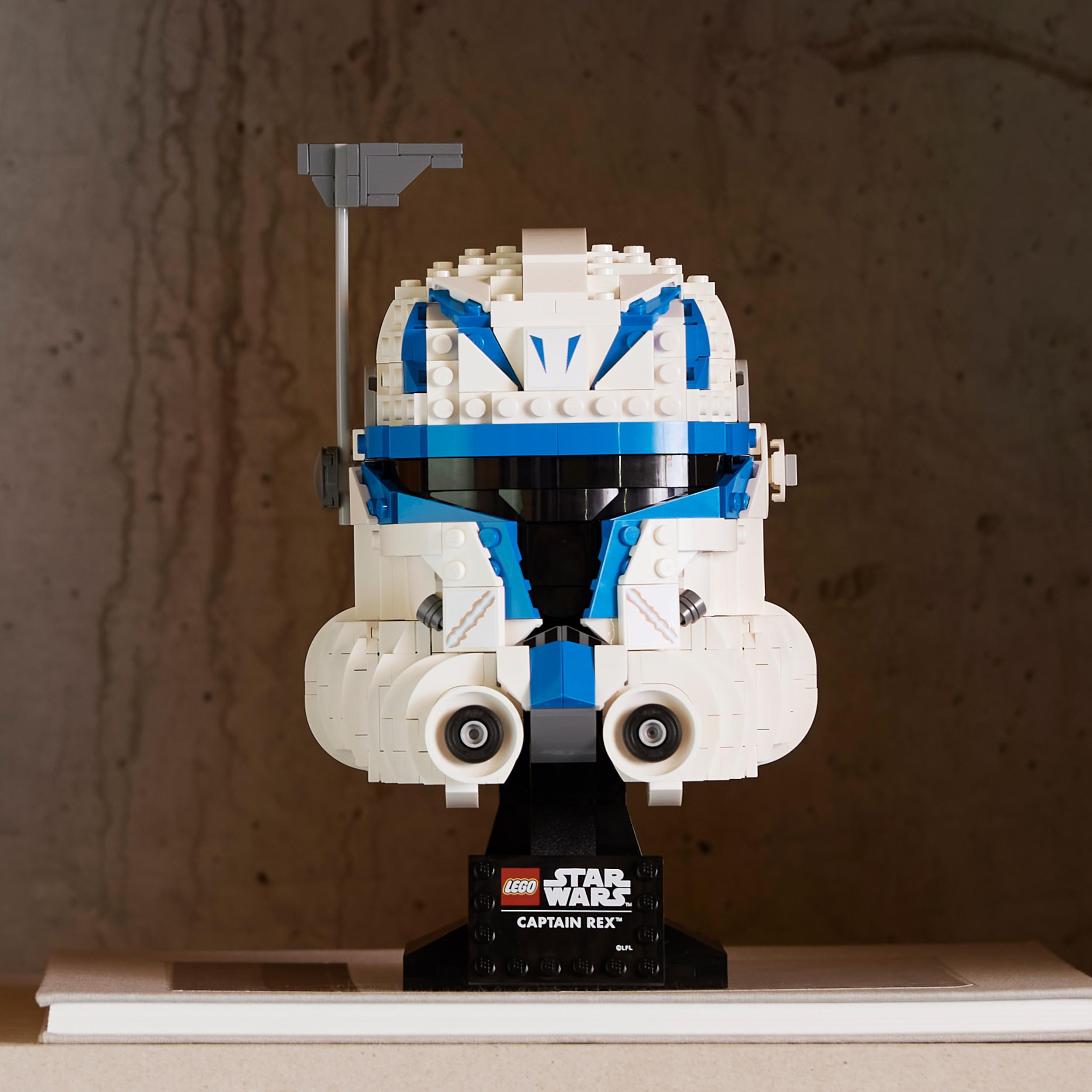 Lego Star Wars Captain Rex Helm auf einem Ständer, auf einem Regal.