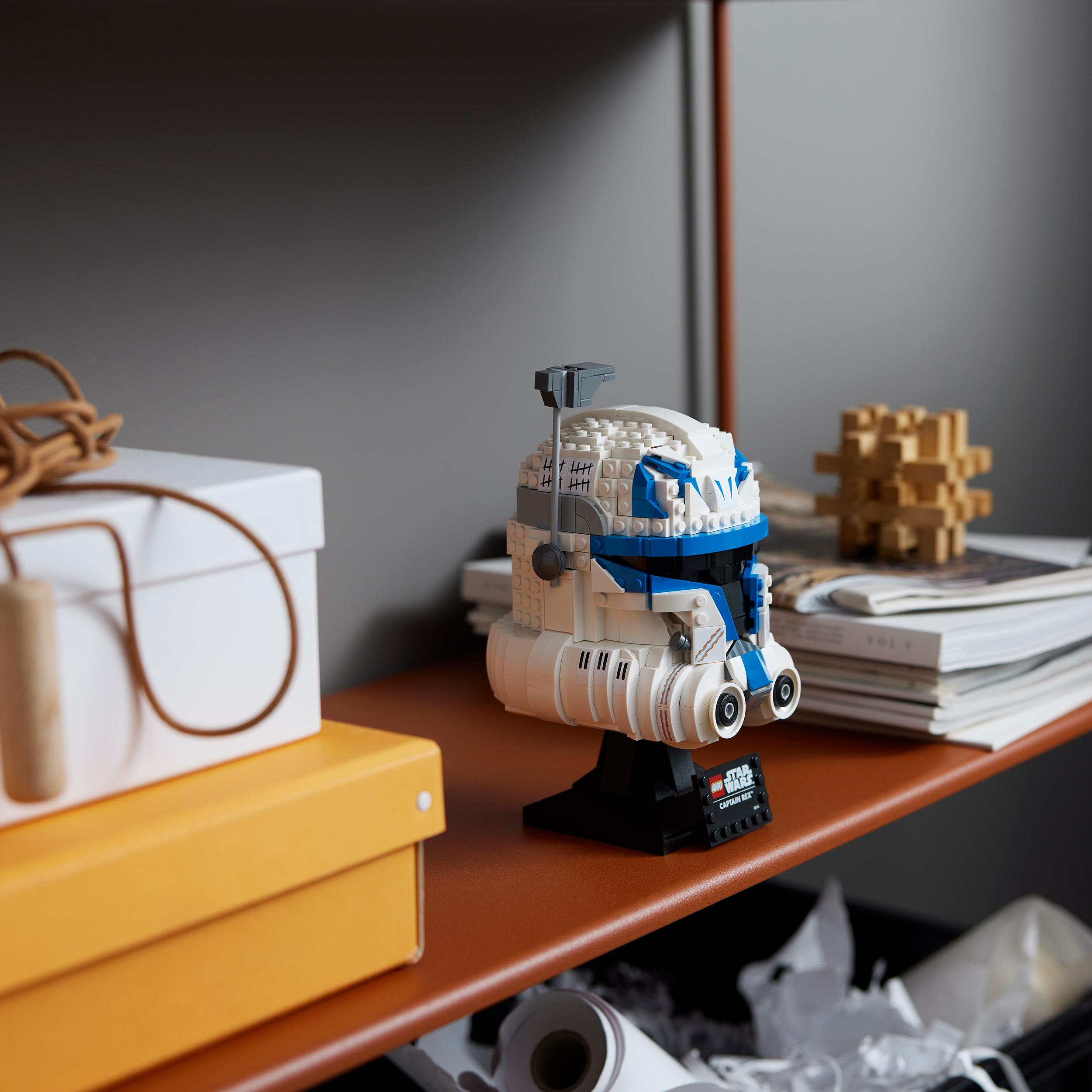 Lego Star Wars Captain Rex Helm auf einem Regal mit Kisten und Büchern.