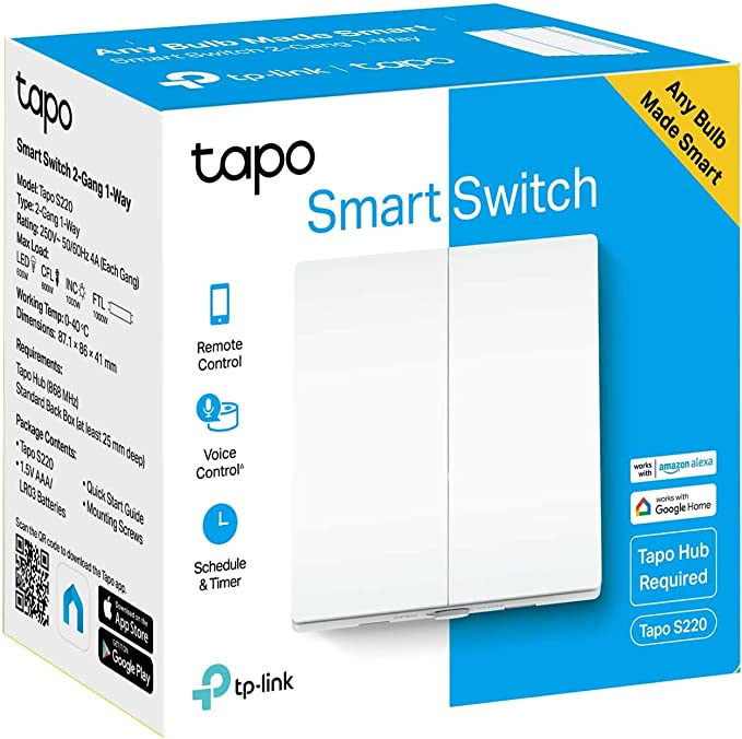 Caja de interruptor inteligente con panel blanco e información del producto. Fondo blanco.