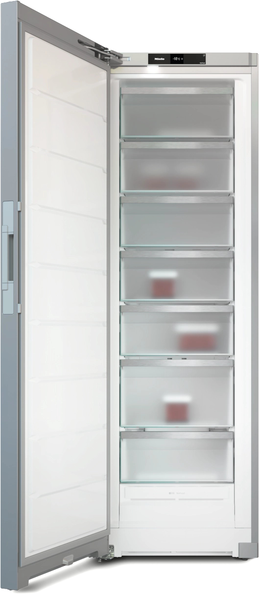 Ein hoher, offener Kühlschrank mit Glasböden und roten Gegenständen. Die Tür ist offen und zeigt das Innere.