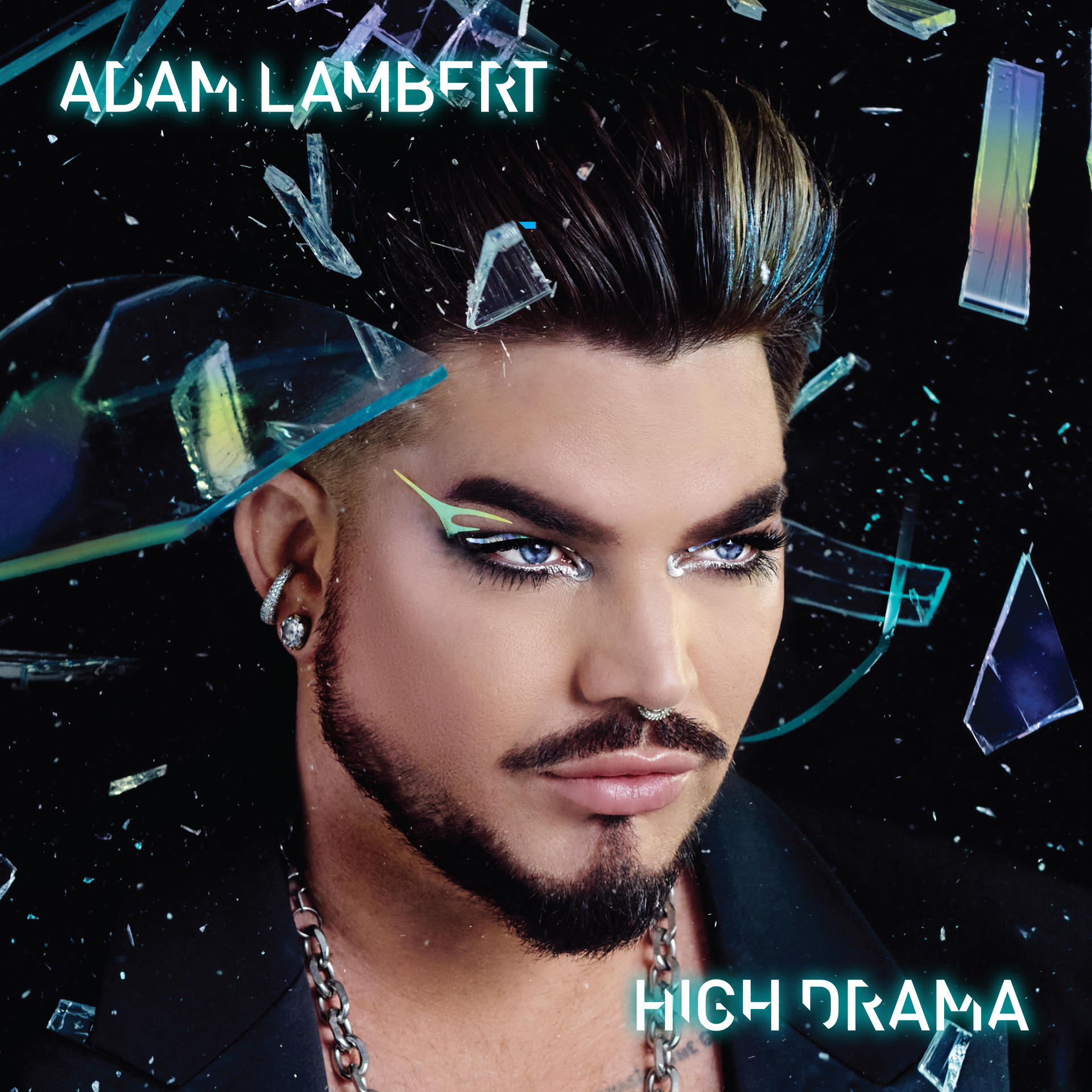 Adam Lambert album borítója. Sminkje van, törött üveg hatással az arca körül. A cím: 'HIGH DRAMA'.