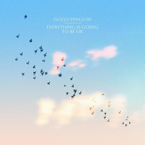 Pochette d'album avec un ciel rempli d'oiseaux. Le texte dit "Tout va bien se passer."