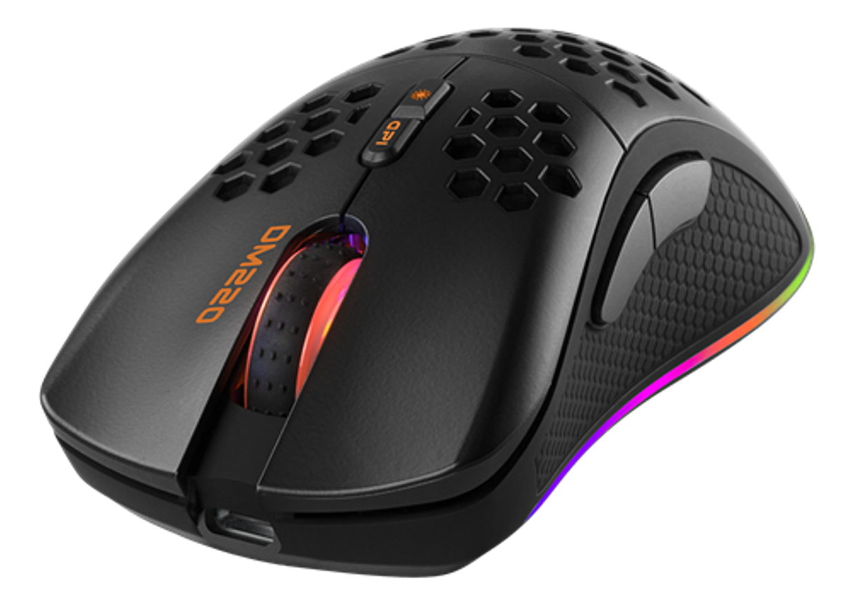 Schwarze Gaming-Maus mit Wabenmuster, RGB-Beleuchtung und orangefarbenen Akzenten. Nahaufnahme auf schwarzem Hintergrund.