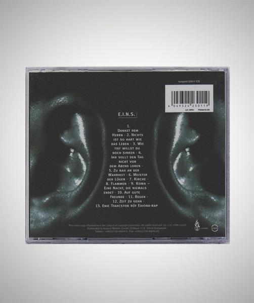 CD-Hülle hinten, mit Schwarz-Weiß-Gesichtsbild und Text in der Mitte.