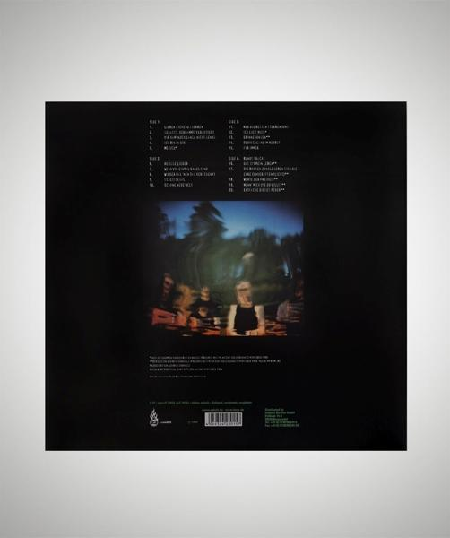 Schwarzes Vinylalbum mit Trackliste auf der Rückseite. Das Albumcover hat ein verschwommenes Bild von Leuten.