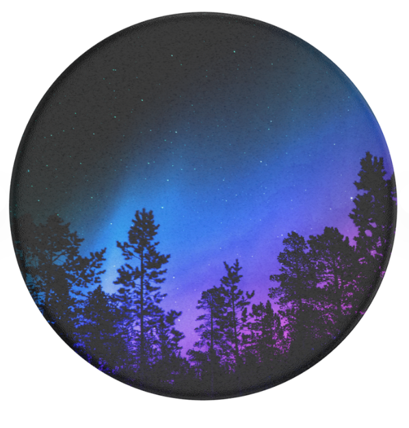 Ein runder PopSocket mit einer Nachtszene: Bäume und ein farbenfrohes Nordlicht.