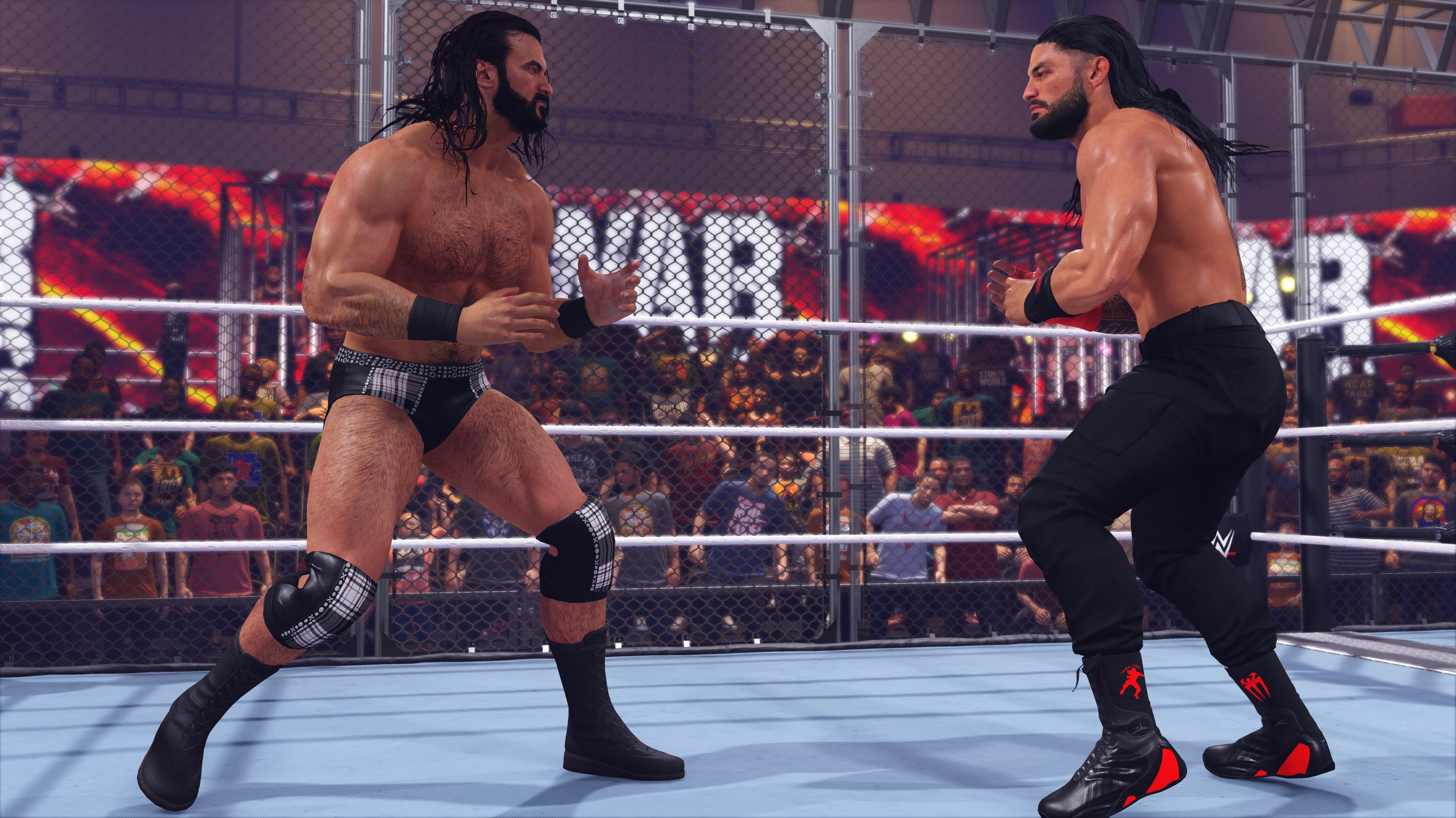 Les catcheurs Drew McIntyre et Roman Reigns s'affrontent sur un ring de catch pendant un match.