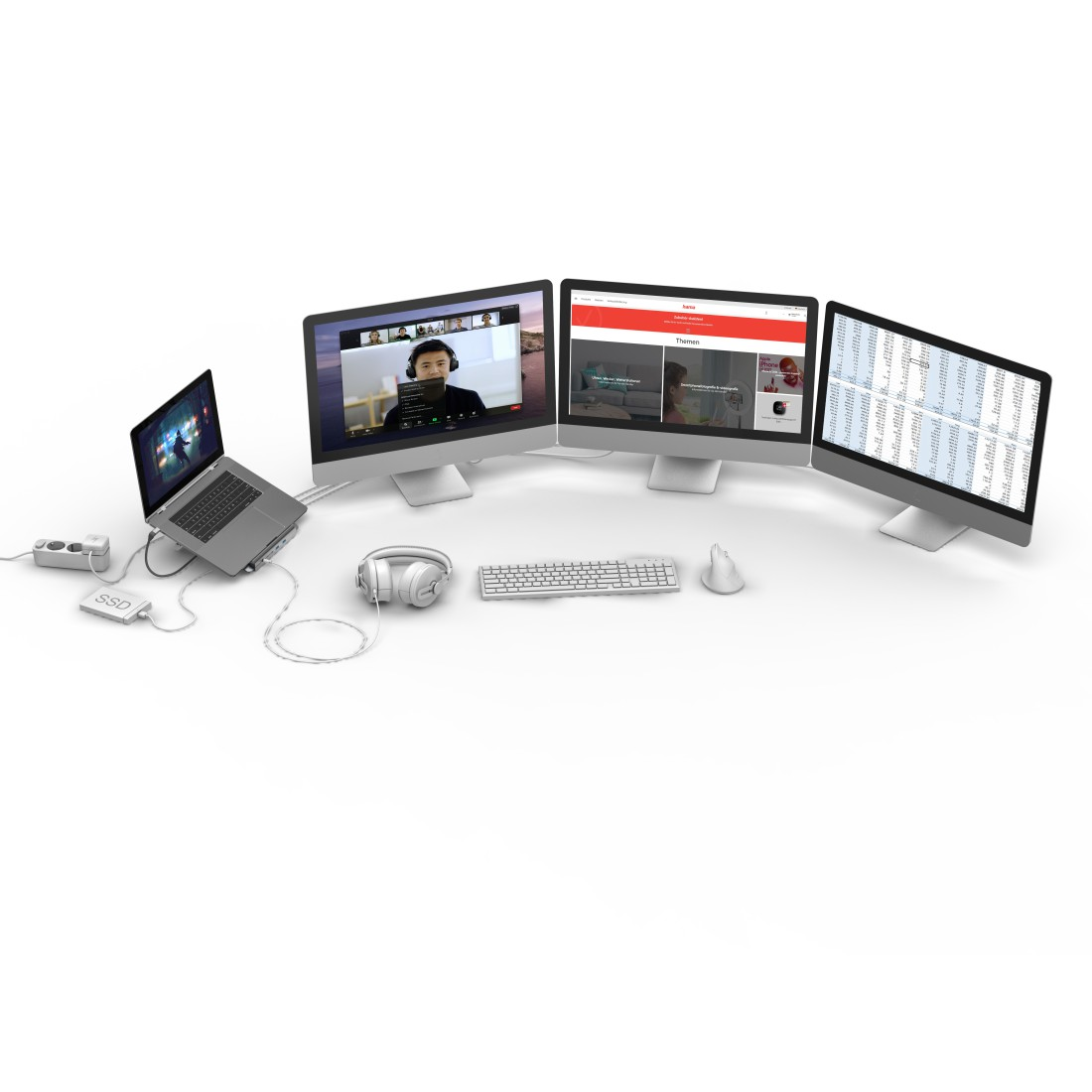 Una configuración con portátil, auriculares, ratón y tres monitores. Fondo blanco.