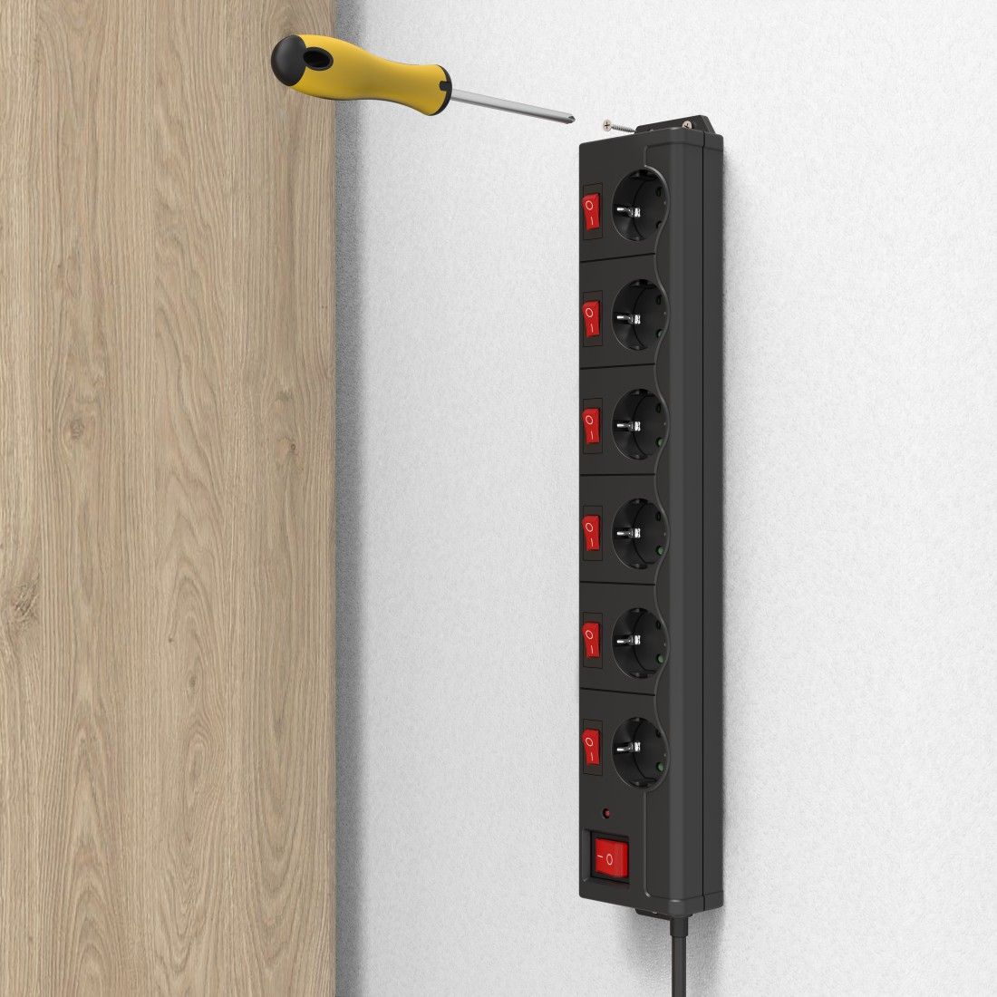Regleta enchufada a la pared con destornillador encima.