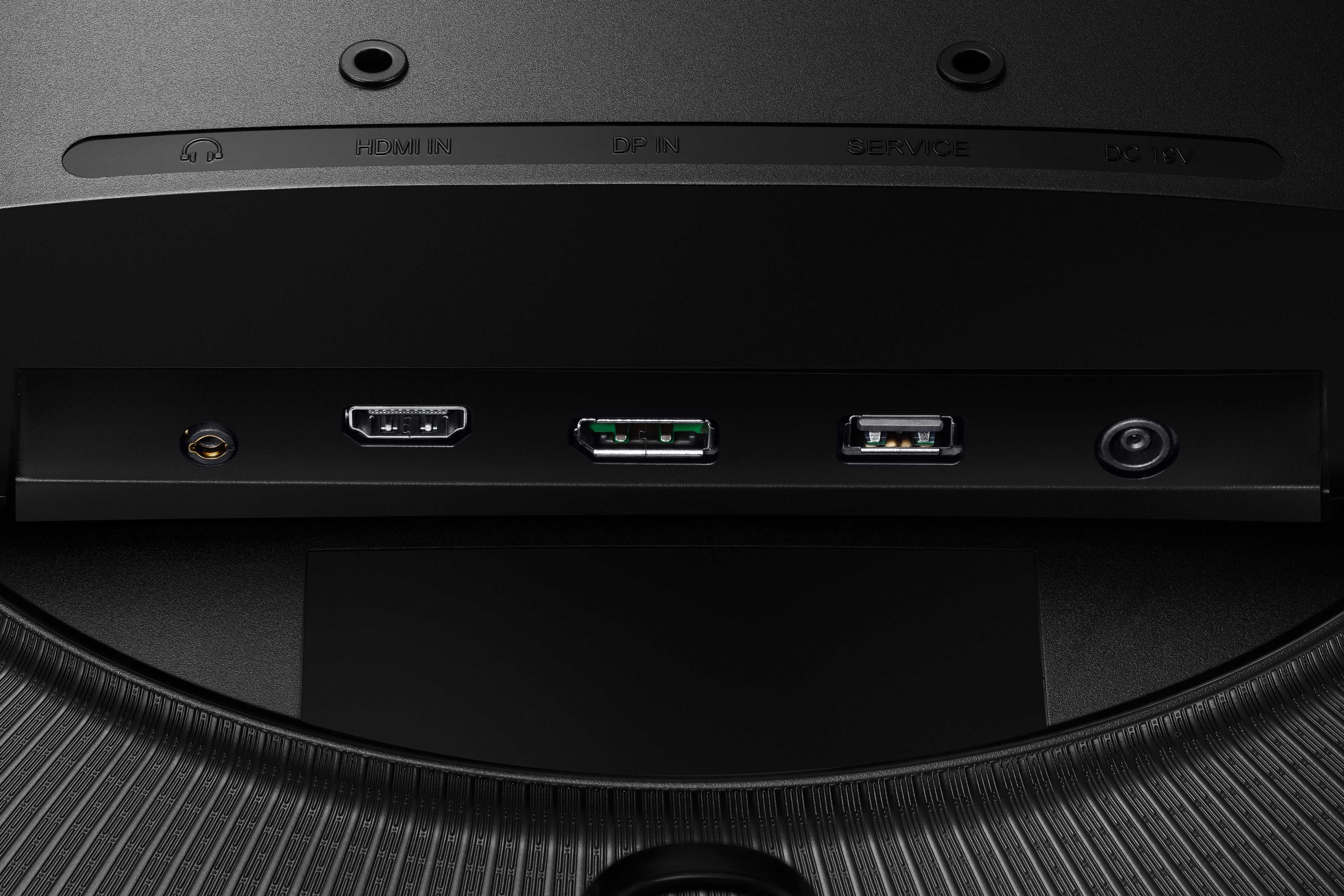 Primer plano de los puertos del monitor. Incluye HDMI, DP, servicio y CC-IN.