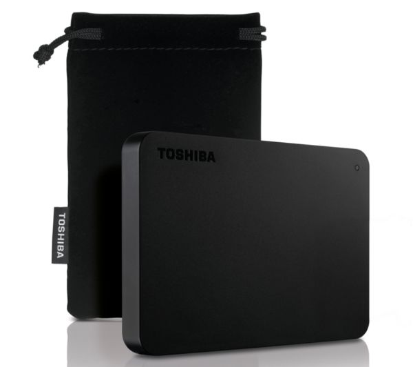 Disco duro externo Toshiba negro con una bolsa negra. La unidad es rectangular, con el logotipo de Toshiba.
