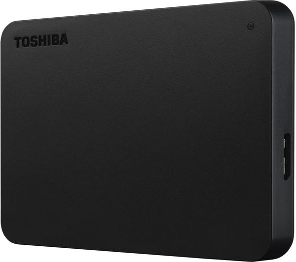 Un disco duro externo Toshiba negro con el nombre de la marca visible.