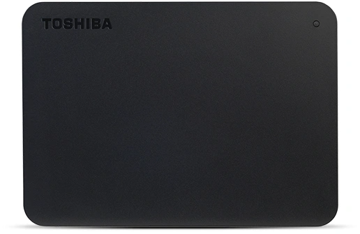 Disco duro externo Toshiba negro. Superficie lisa con una pequeña luz.