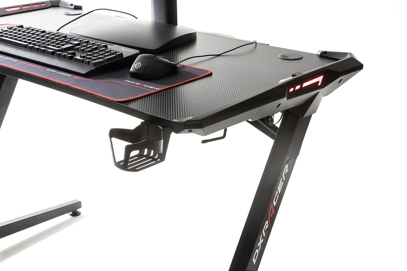 Ein schwarzer und grauer Gaming-Schreibtisch mit Tastatur und Maus.