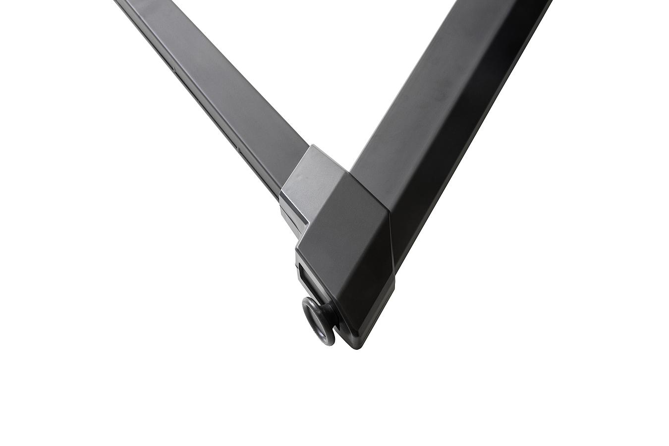 Nahaufnahme eines schwarzen, abgewinkelten Metallbalkens mit grauem Verbindungsteil und Schraube.
