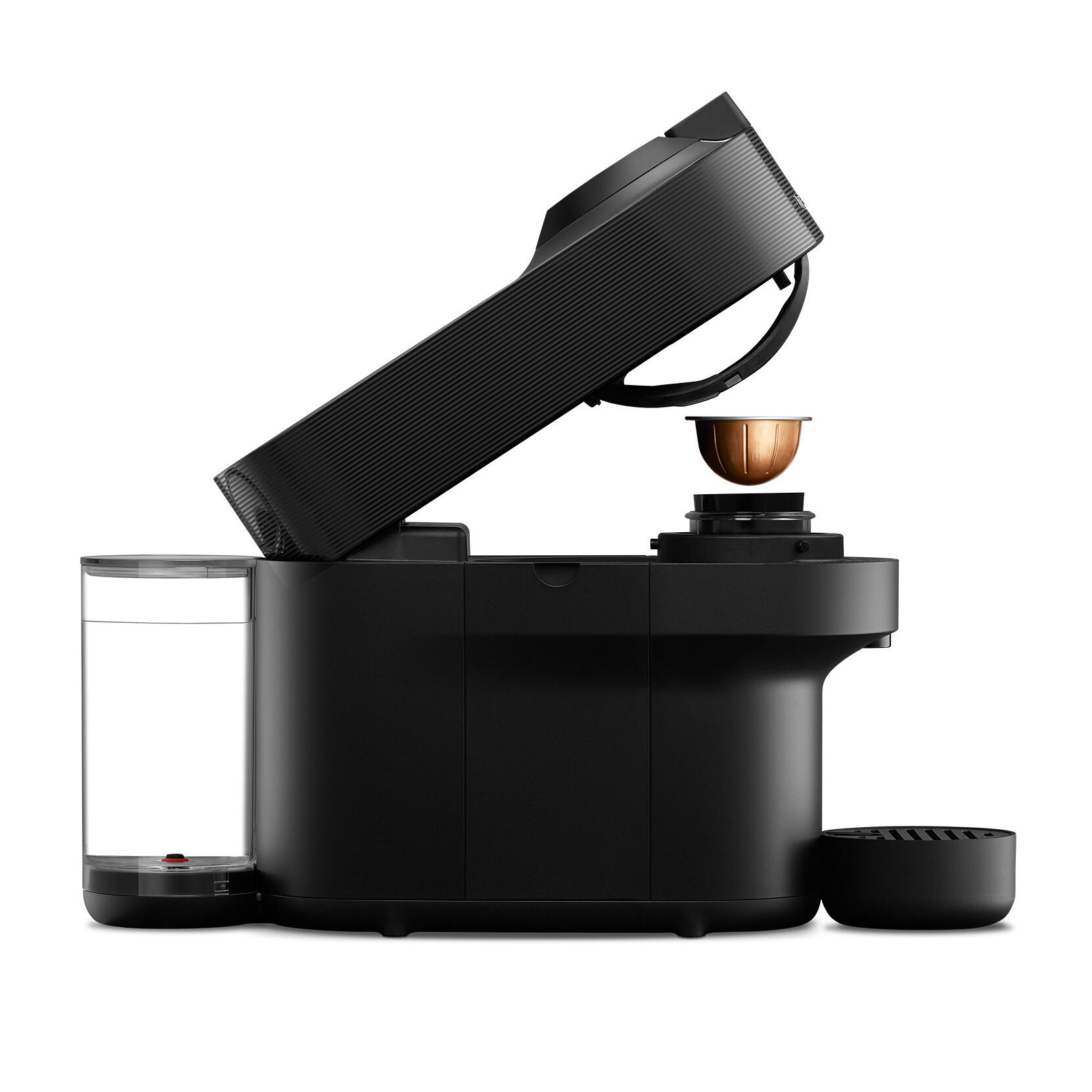Schwarze Kaffeemaschine mit offenem Deckel, Wassertank und Kaffeepad.
